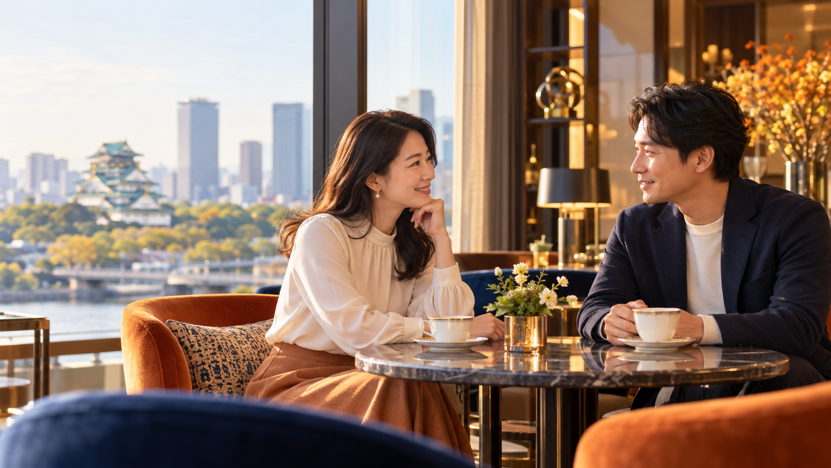 カフェで向かい合い、笑顔で会話する男女
